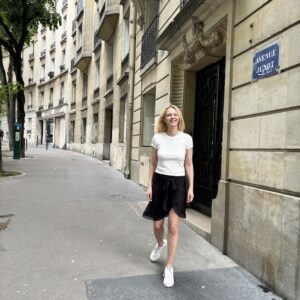 Black signature skirt